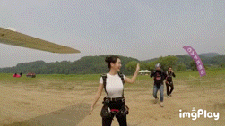 美女带大家高空挑战跳伞,风好大,真是福利满满